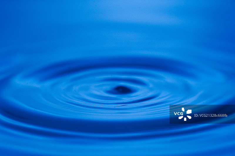 蓝色背景的水滴图片素材