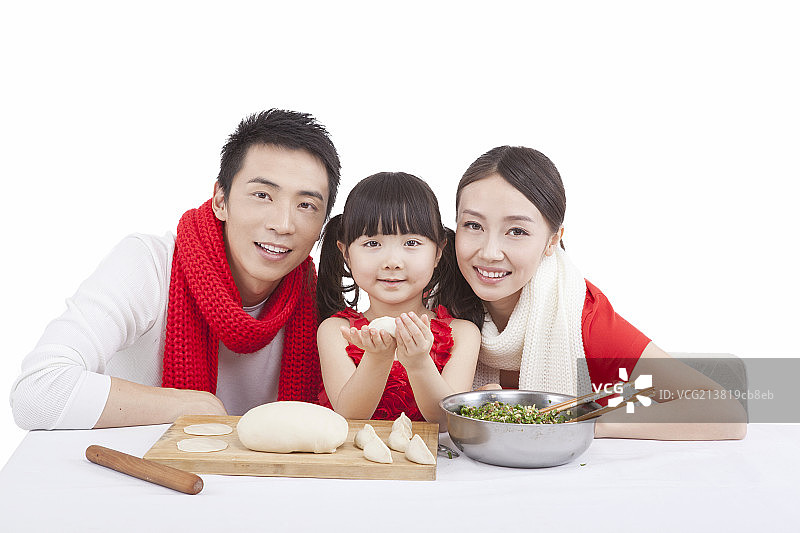 一家三口包饺子庆祝春节图片素材