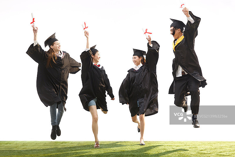 大学生穿着学士服庆祝毕业图片素材