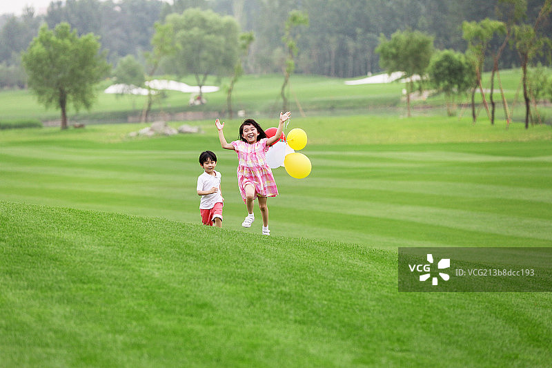 快乐儿童在草地上玩耍图片素材