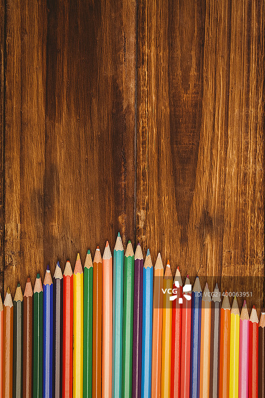 彩色铅笔在书桌上与复印空间拍摄在工作室图片素材