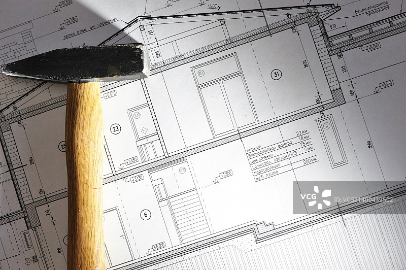 锤子工具在房屋平面图蓝图图片素材