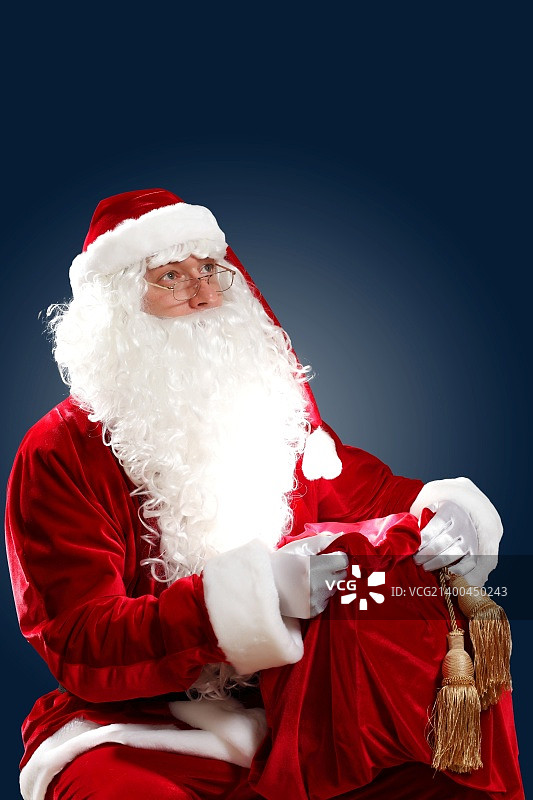 圣诞老人带着他神奇的礼物红色的袋子装满了礼物图片素材
