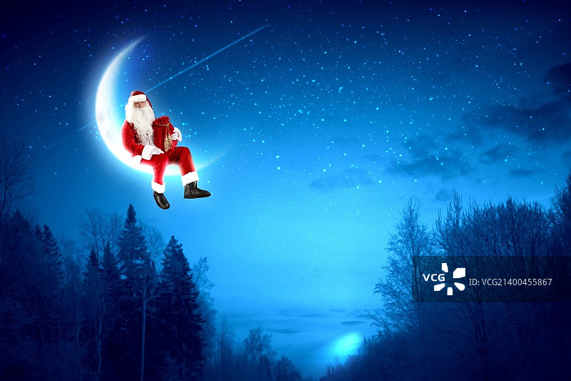圣诞老人坐在冬天森林的月亮上的照片图片素材