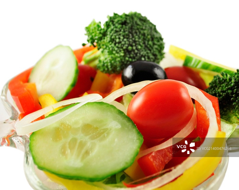白色背景的玻璃盘子里的新鲜蔬菜沙拉图片素材