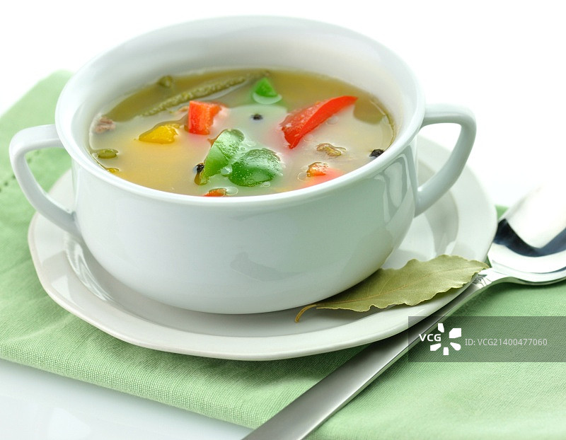 蔬菜汤在一个白色的汤杯图片素材