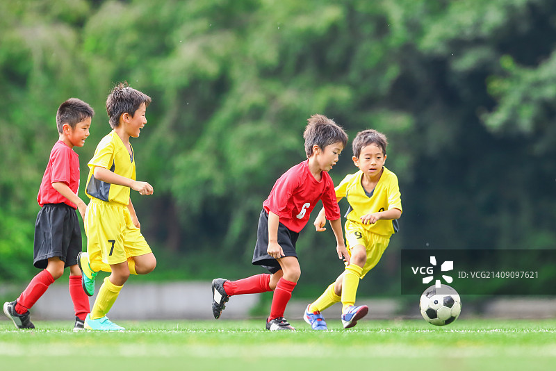 日本孩子踢足球图片素材