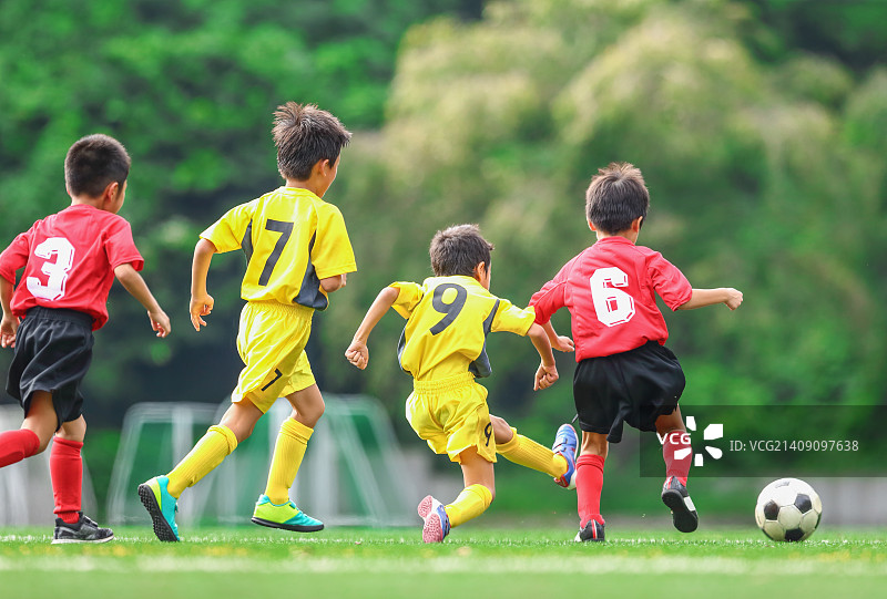 日本孩子踢足球图片素材