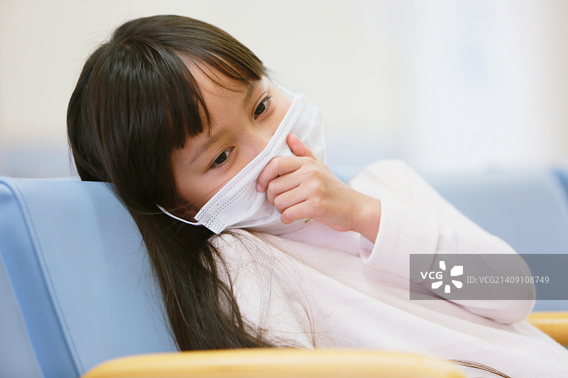 一个日本女孩在医院生病了图片素材