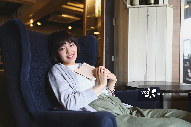 一个年轻的日本女人在东京市中心的咖啡馆里图片素材