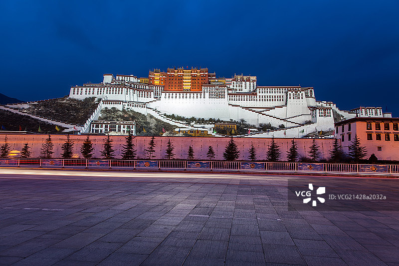 中国西藏拉萨布达拉宫夜景图片素材