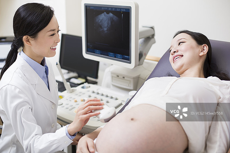 孕妇在医院做B超图片素材