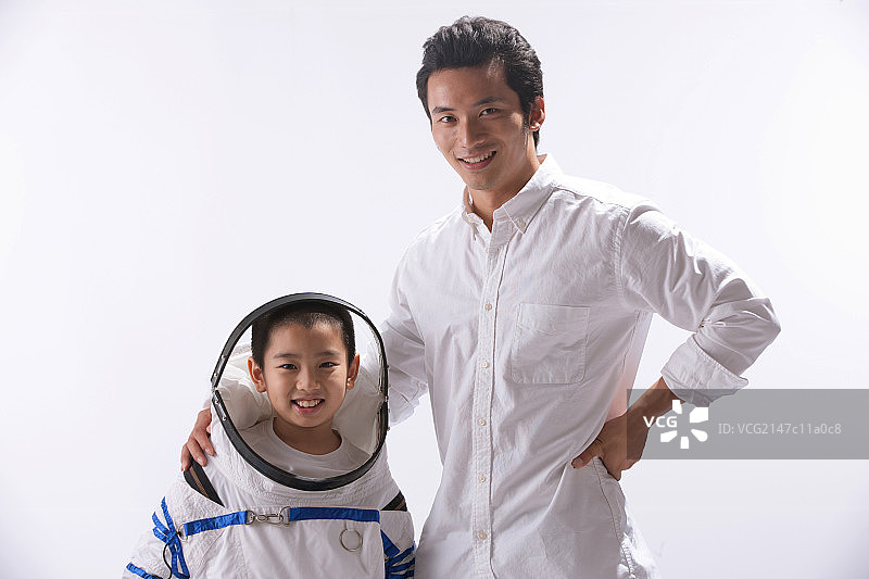 穿着宇航服的小男孩和宇航员在一起图片素材