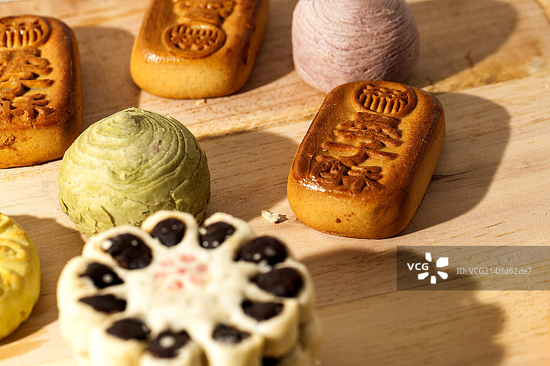 中国节日中秋月饼糕点摆放在案板上图片素材