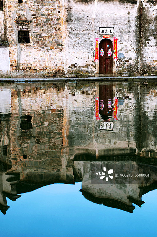 宏村古建筑的门及水中的倒影图片素材