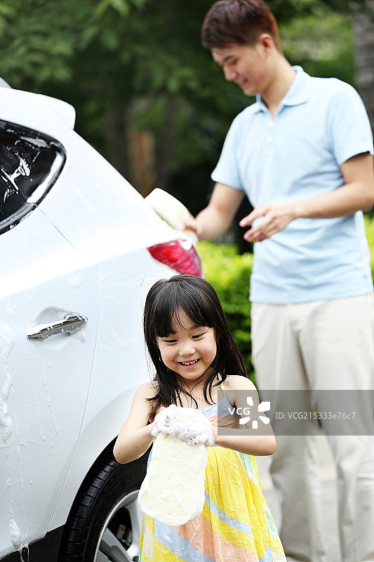 快乐家庭擦洗汽车图片素材