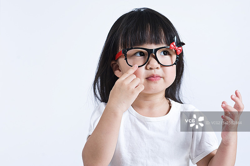 戴眼镜的小女孩图片素材
