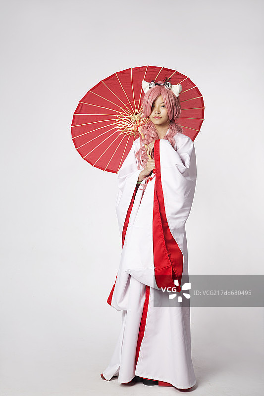 一个穿和服手拿雨伞的角色扮演女人图片素材