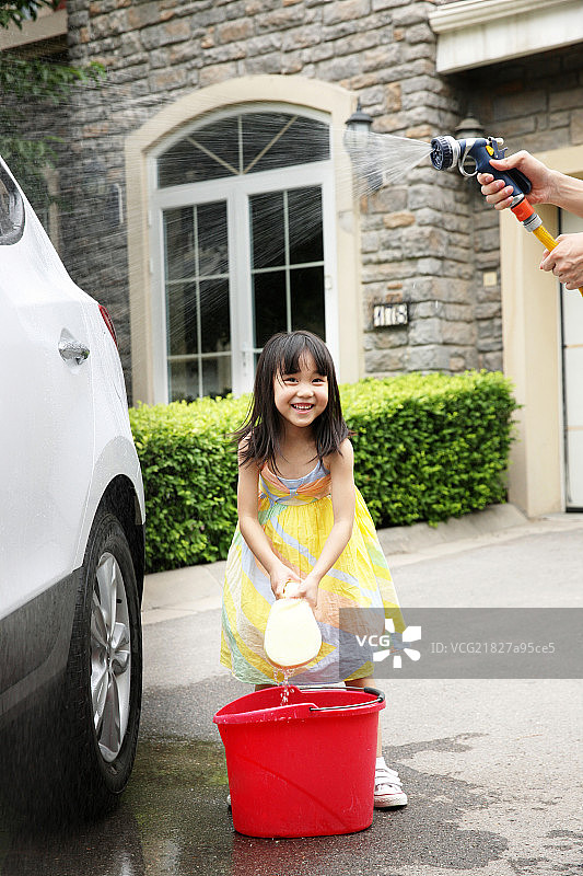 快乐小女孩擦洗汽车图片素材