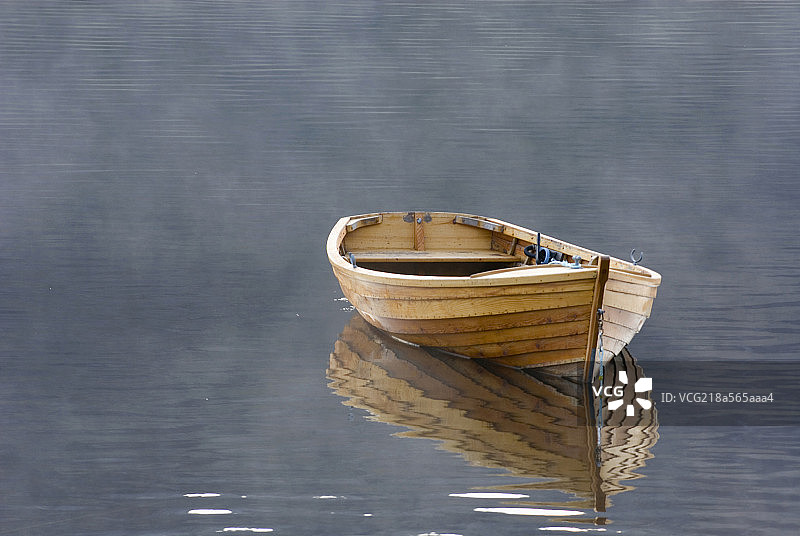A single wooden rowing boat图片素材