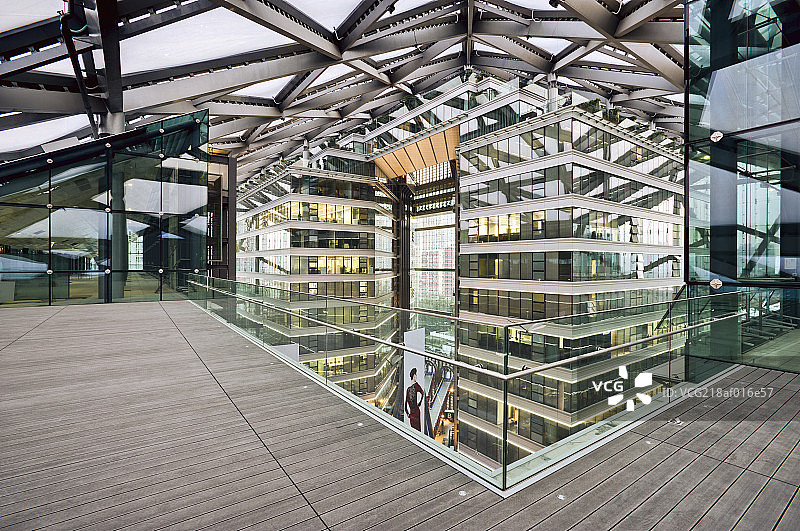 北京CBD新地标建筑侨福芳草地国际品牌商店顶楼大厅和玻璃天花板图片素材
