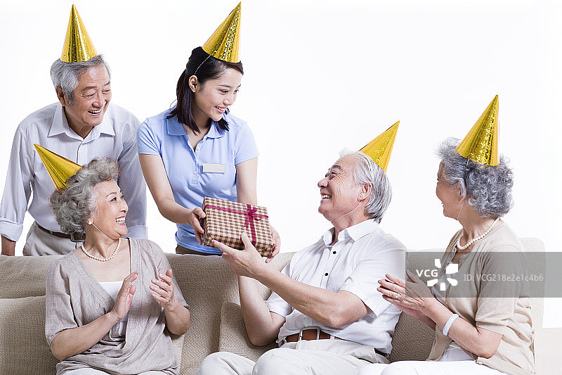 女护工和老人们一起过生日图片素材