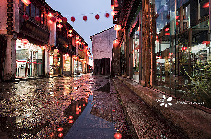 苏州传统建筑和雨后街道胡同图片素材