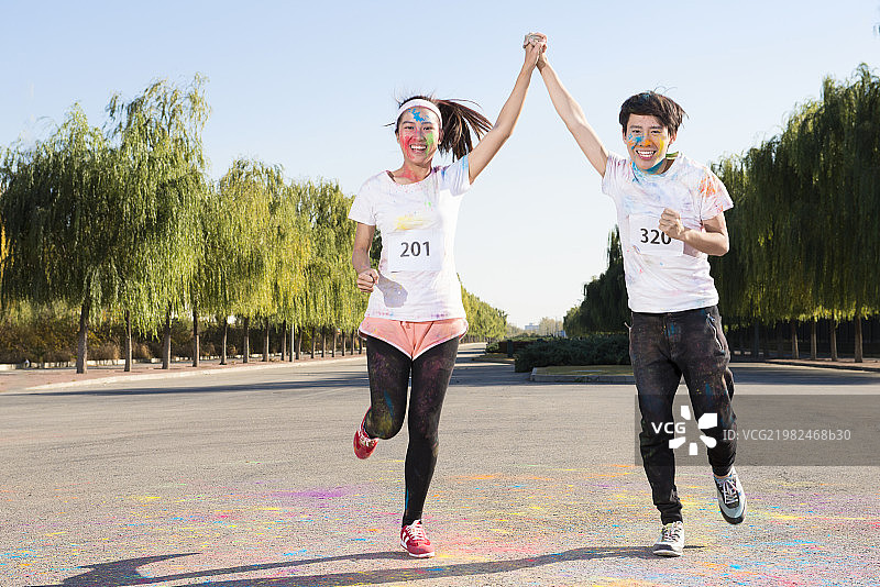 Young couple at The Color Run图片素材