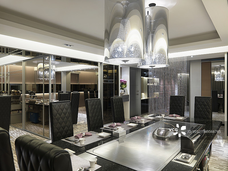 Chandeliers above elegant dining table in hotel restaurant图片素材