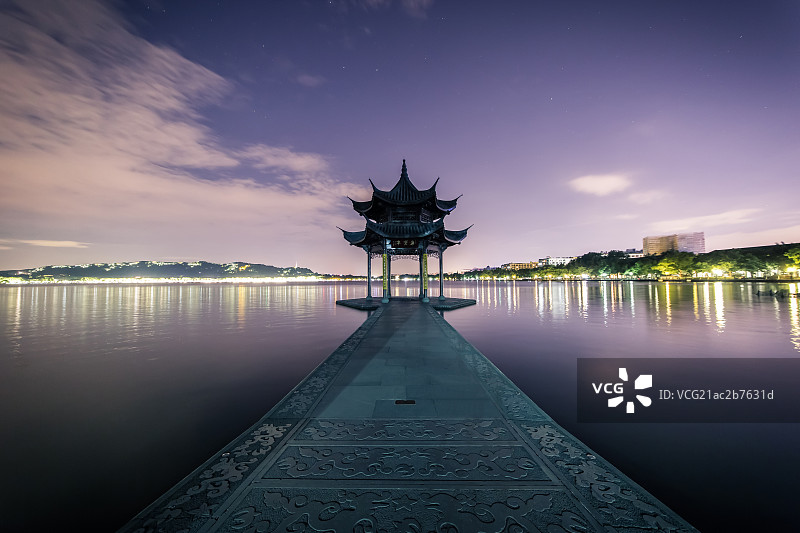夜晚的杭州西湖，集贤亭图片素材