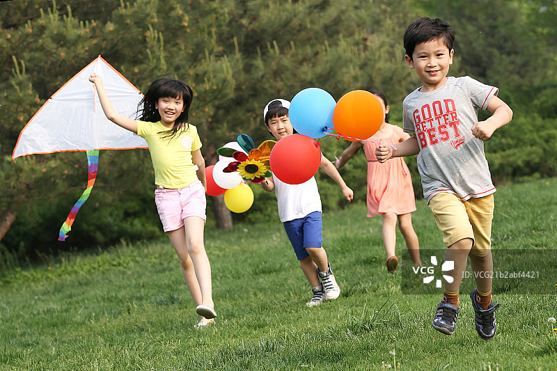欢乐的儿童在草地上奔跑图片素材