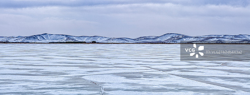 冰冻的若尔盖花湖全景图片素材