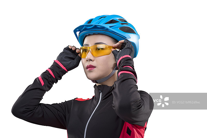 Young female cyclist adjusting sunglasses图片素材
