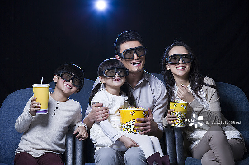 一家人在影院看3D电影图片素材