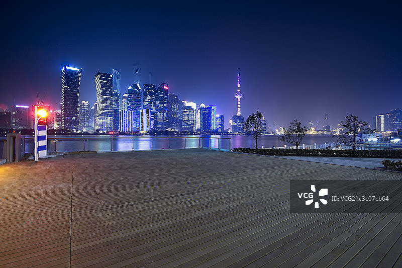上海外滩游艇码头甲板和陆家嘴繁华夜景图片素材