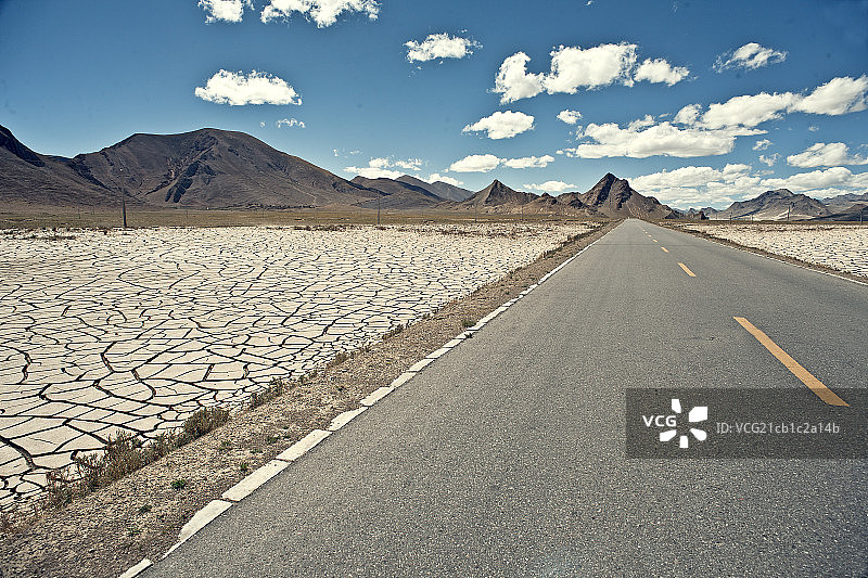 炎热干旱的高原公路图片素材