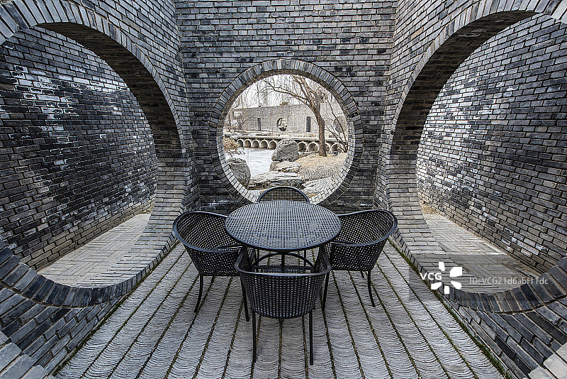 北京红砖美术馆室外餐桌椅图片素材
