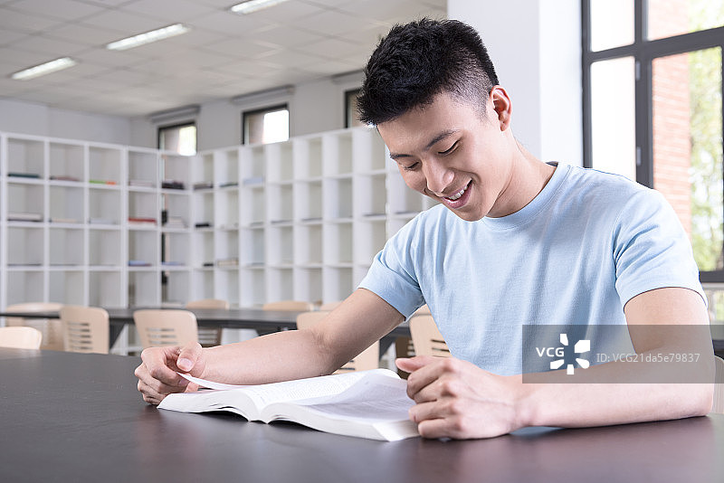 College student studying in library图片素材