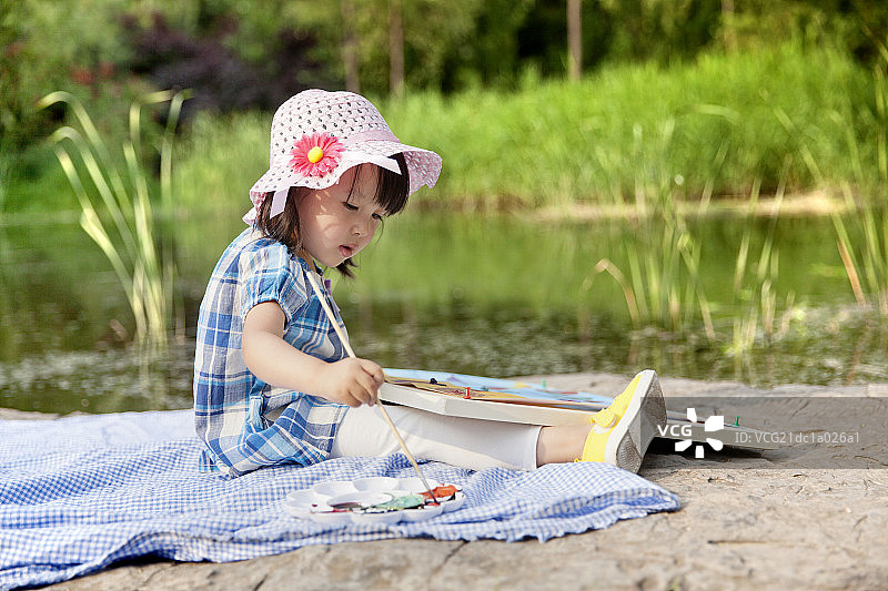 正在河边画画的小女孩图片素材