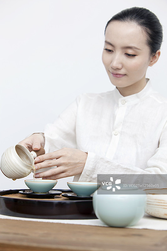 中国女性茶艺师做茶艺图片素材