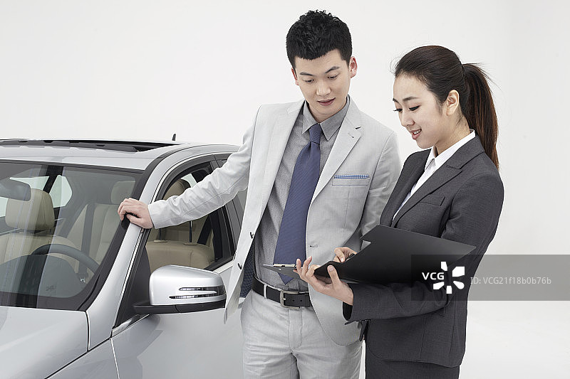 专业销售为成功商务人士提供购车服务图片素材