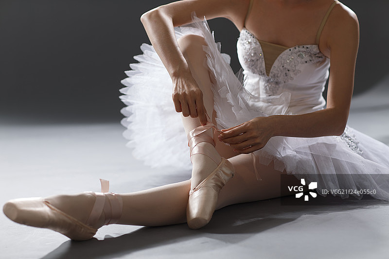 青年女人系芭蕾舞鞋带图片素材
