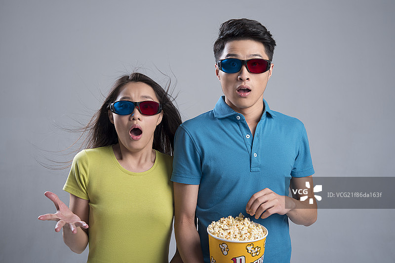 Young couple watching 3D movie图片素材