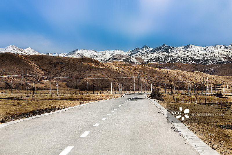 winding road in Qinghai-Tibetan plateau图片素材
