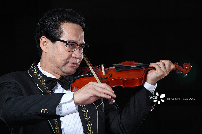 拉小提琴的中年男性图片素材