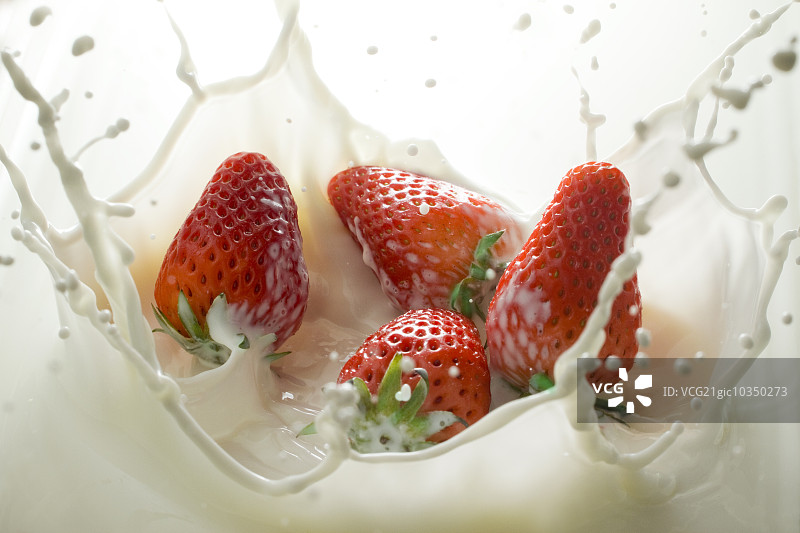 草莓和牛奶图片素材