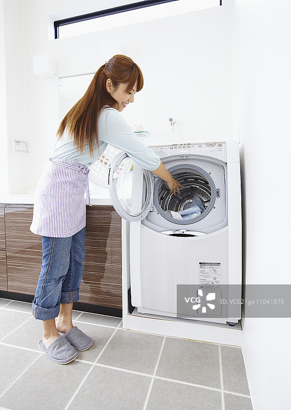 中年妇女洗衣服图片素材