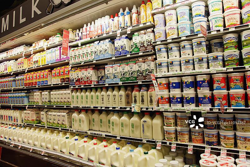 超市冰箱里有许多不同的乳制品(美国)图片素材