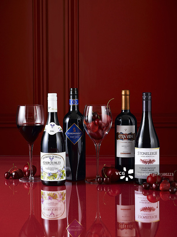 瓶装和玻璃杯中的果味红葡萄酒图片素材