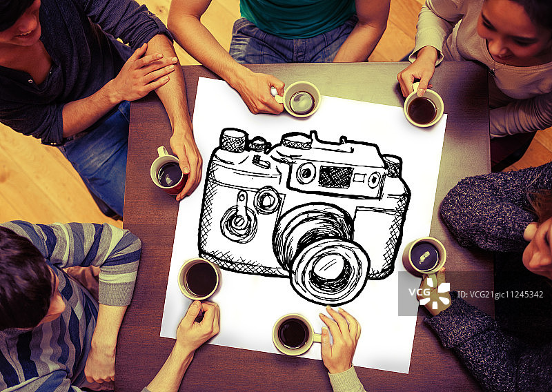 合成图像的相机在页面上与人们坐在桌子旁喝咖啡图片素材